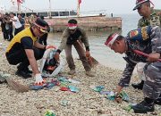Polres Kepulauan Seribu Bersama TNI, Pemerintah dan Masyarakat Bersihkan Laut Pulau Untung Jawa Jelang HUT RI ke-81