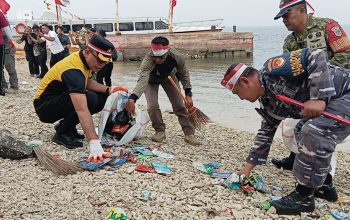 Polres Kepulauan Seribu Bersama TNI, Pemerintah dan Masyarakat Bersihkan Laut Pulau Untung Jawa Jelang HUT RI ke-81