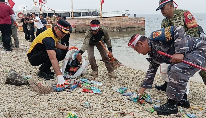 Polres Kepulauan Seribu Bersama TNI, Pemerintah dan Masyarakat Bersihkan Laut Pulau Untung Jawa Jelang HUT RI ke-81