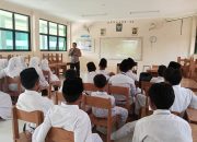 Bhabinkamtibmas Pulau Tidung Berikan Edukasi Bela Negara dan Bahaya Kenakalan Remaja kepada Siswa MTsN 26