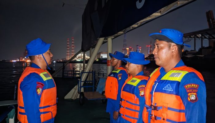 Jakarta On The Spot, Patroli Laut Malam Satpolairud Polres Kepulauan Seribu Sambangi Nelayan dan Sosialisasikan Layanan Polisi 110