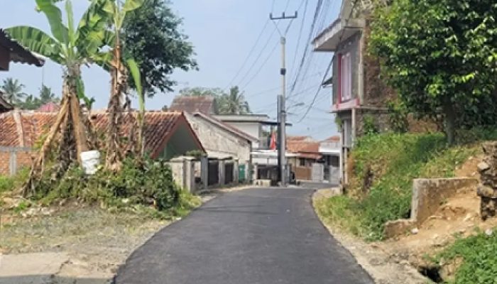 Dinas PU Sukabumi Aspal Jalan Pangkalan-Cisaat Kecamatan Cicurug