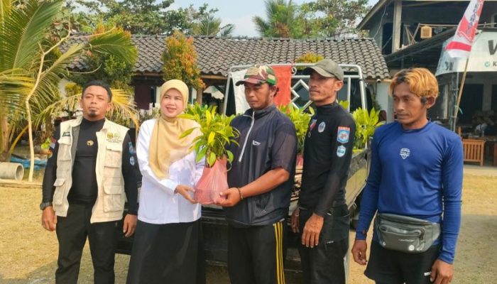 Komunitas Penggiat Konservasi Nyelam Sukabumi (PENYU) Terima Ratusan Bibit Mangrove dari Diskan Sukabumi