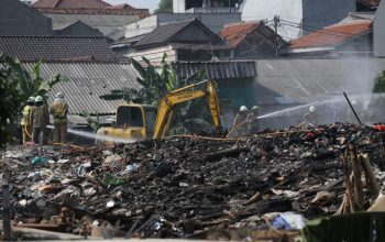 Sampaikan Belasungkawa, Pemprov DKI Tuntaskan Penanganan Kebakaran dan Tertibkan Pembuangan Sampah Ilegal di Kampung Dukuh