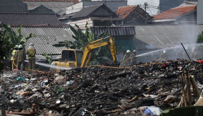 Sampaikan Belasungkawa, Pemprov DKI Tuntaskan Penanganan Kebakaran dan Tertibkan Pembuangan Sampah Ilegal di Kampung Dukuh
