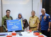 Sekda Uus Saksikan Penyerahan Santunan dan Gelar Anumerta bagi Petugas Damkar yang Gugur Saat Bertugas