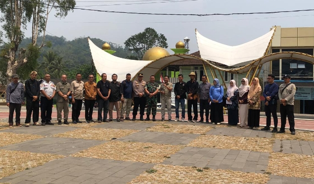 Dispar Kabupaten Sukabumi beserta Pemcam Jampangtengah beserta RUBI Sukabumi dan stakeholder terkait saat pertemuan akhir jelang Festival Bonsai 2026