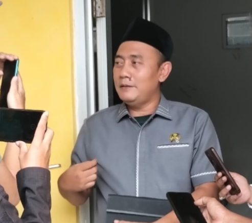 Anggota Komisi I Andri Hidayana saat diwawancara awak media