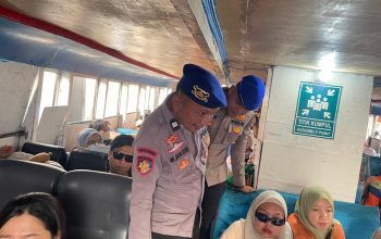 Satpolairud Polres Kepulauan Seribu Sosialisasikan Polisi 110 dan Keselamatan Berlayar di Dermaga Kaliadem