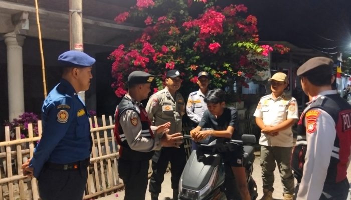 Dalam Patroli Malam Polisi Ajak Warga Kepulauan Seribu Bijak Bermedia Sosial, Kenali Layanan Polisi 110 untuk Keadaan Darurat