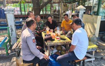 Jaga Jakarta di Pulau Kelapa, Bhabinkamtibmas Sosialisasikan Layanan Polisi 110 Gratis 24 Jam