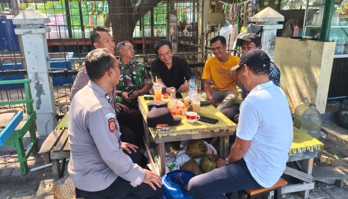 Jaga Jakarta di Pulau Kelapa, Bhabinkamtibmas Sosialisasikan Layanan Polisi 110 Gratis 24 Jam