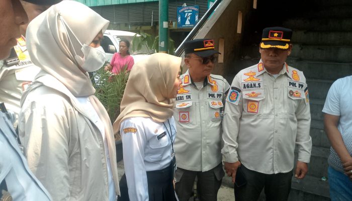Rabu Tertib, Lurah Koja Beserta Satpol PP Kecamatan dan Kelurahan Tertibkan PKL di Lorong 104 Permai