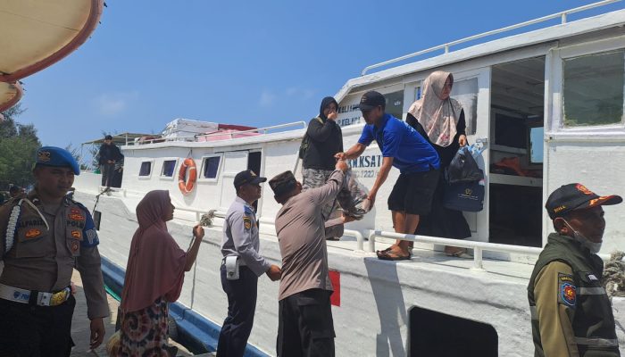 Jaga Jakarta, Polres Kepulauan Seribu Hadir Humanis di Dermaga dan Sosialisasikan Layanan Polisi 110