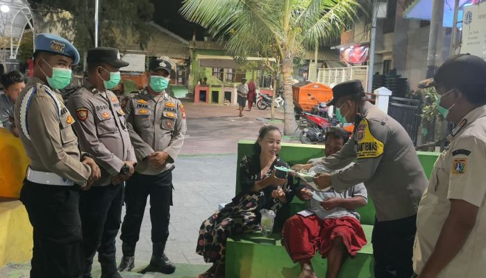 Polres Kepulauan Seribu Bagikan Masker kepada Warga dan Wisatawan, Antisipasi Paparan Debu Vulkanik Erupsi Anak Krakatau