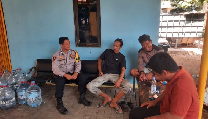 Jaga Jakarta di Pulau Lancang, Bhabinkamtibmas Sosialisasikan Layanan Polisi 110 dan Imbau Warga Pakai Masker