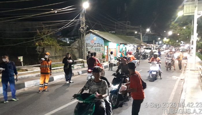 Cegah Dampak Abu vulkanik Gunung Anak Krakatau, Satpol PP Kelurahan Koja dan Jajarannya Membagikan 250 Masker 