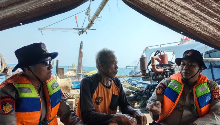 Jaga Jakarta, Patroli Siang Satpolairud Polres Kepulauan Seribu Sosialisasikan Layanan Polisi 110 dan Imbau Waspada Erupsi Gunung Anak Krakatau
