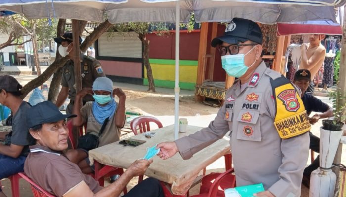 Jaga Jakarta di Pulau Untung Jawa, Bhabinkamtibmas Sosialisasikan Polisi 110 dan Bagikan Masker