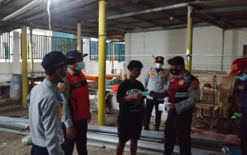 Antisipasi Abu Vulkanik Anak Krakatau, Polsek Kepulauan Seribu Selatan Bagikan Masker dan Sosialisasikan Layanan Polisi 110