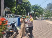 Jaga Jakarta di Pulau Pramuka, Bhabinkamtibmas Sosialisasikan Polisi 110 dan Bagikan Masker
