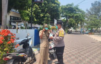 Jaga Jakarta di Pulau Pramuka, Bhabinkamtibmas Sosialisasikan Polisi 110 dan Bagikan Masker
