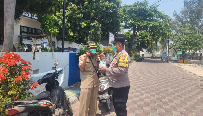 Jaga Jakarta di Pulau Pramuka, Bhabinkamtibmas Sosialisasikan Polisi 110 dan Bagikan Masker