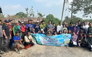 Puluhan Relawan SUPA dan BOOGIE Gelar Aksi Resik Sungai Cicatih