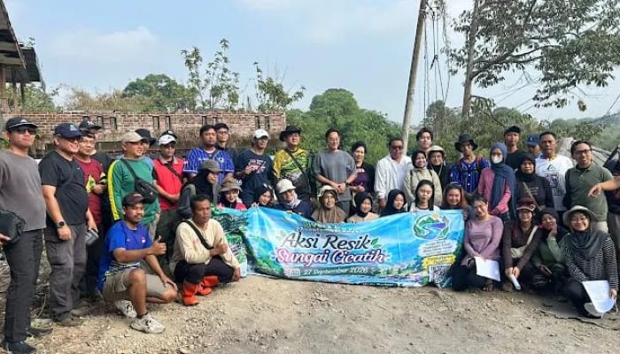 Puluhan Relawan SUPA dan BOOGIE Gelar Aksi Resik Sungai Cicatih
