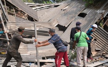 Personel Gabungan Bongkar Huntara Eks Kampung Bayam
