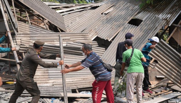 Personel Gabungan Bongkar Huntara Eks Kampung Bayam