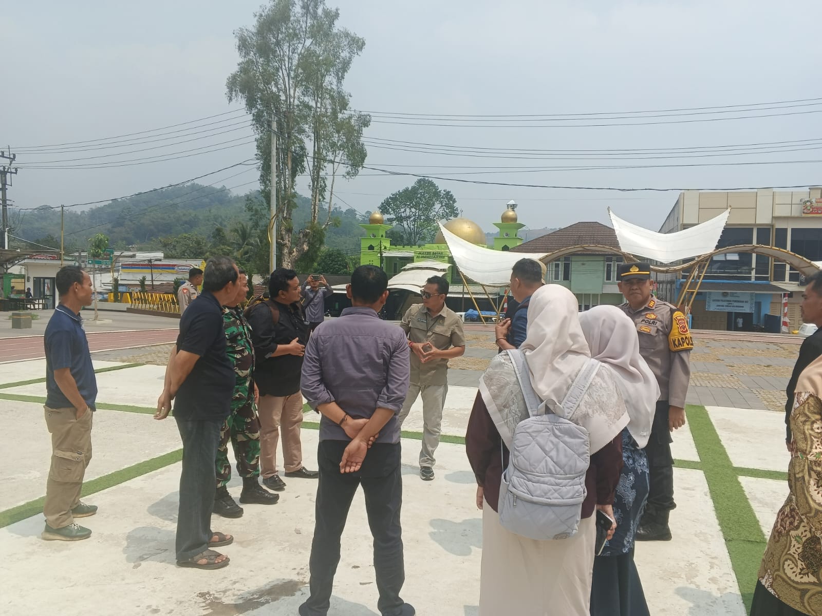 Kadispar dan jajaran bersama RUBI Sukabumi saat cek lokasi festival bonsai di Alun-alun Bojonglopang