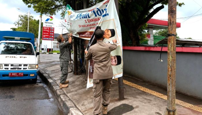 Satpol PP Jakut Tertibkan Alat Peraga di Enam Kecamatan