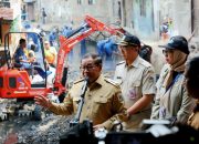 Gubernur Pramono Tinjau Pengerukan Anak Kali Krukut, Pinta Warga Hilangkan Kebiasaan Buang Sampah di Sungai