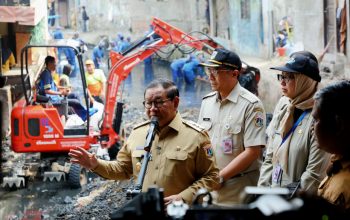 Gubernur Pramono Tinjau Pengerukan Anak Kali Krukut, Pinta Warga Hilangkan Kebiasaan Buang Sampah di Sungai