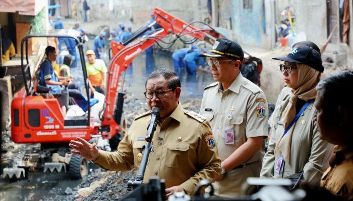 Gubernur Pramono Tinjau Pengerukan Anak Kali Krukut, Pinta Warga Hilangkan Kebiasaan Buang Sampah di Sungai